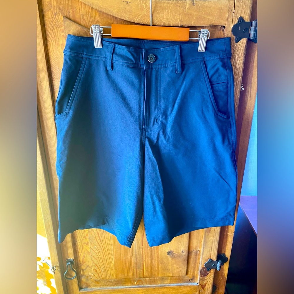 Lululemon Men’s, Button Front, Dressy Shorts in Like New Condition, Navy.